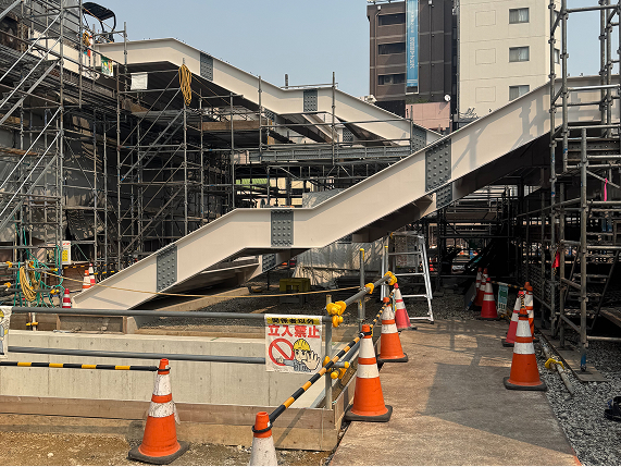 豊田市駅での歩行者用デッキ架設工事の様子