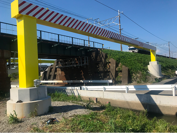 春日井市のJR線上における防護工架設の様子