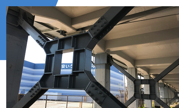 鉄道橋の橋脚の強度を高めるため、X字型の鋼材パーツを設置した耐震補強工事の様子