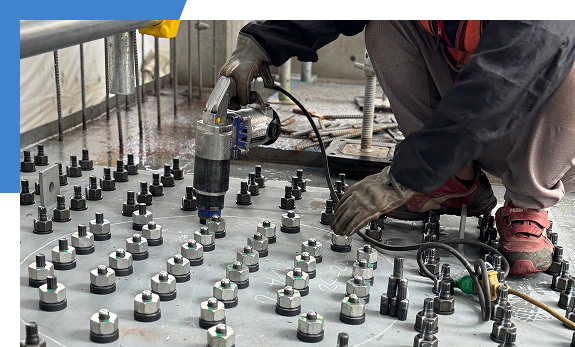 作業員による鉄道橋梁のメンテナンス管理風景