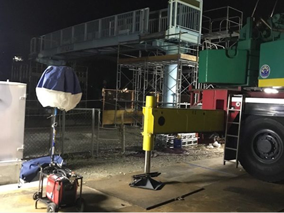 伊勢市での夜間における跨線橋撤去工事の様子