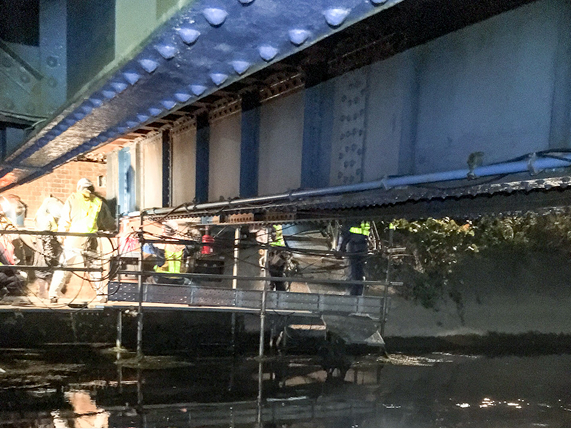 名鉄津島線蟹江川橋梁の改修工事の様子