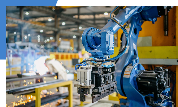 工場内で精密な据付作業を行う青色の産業用ロボットアーム