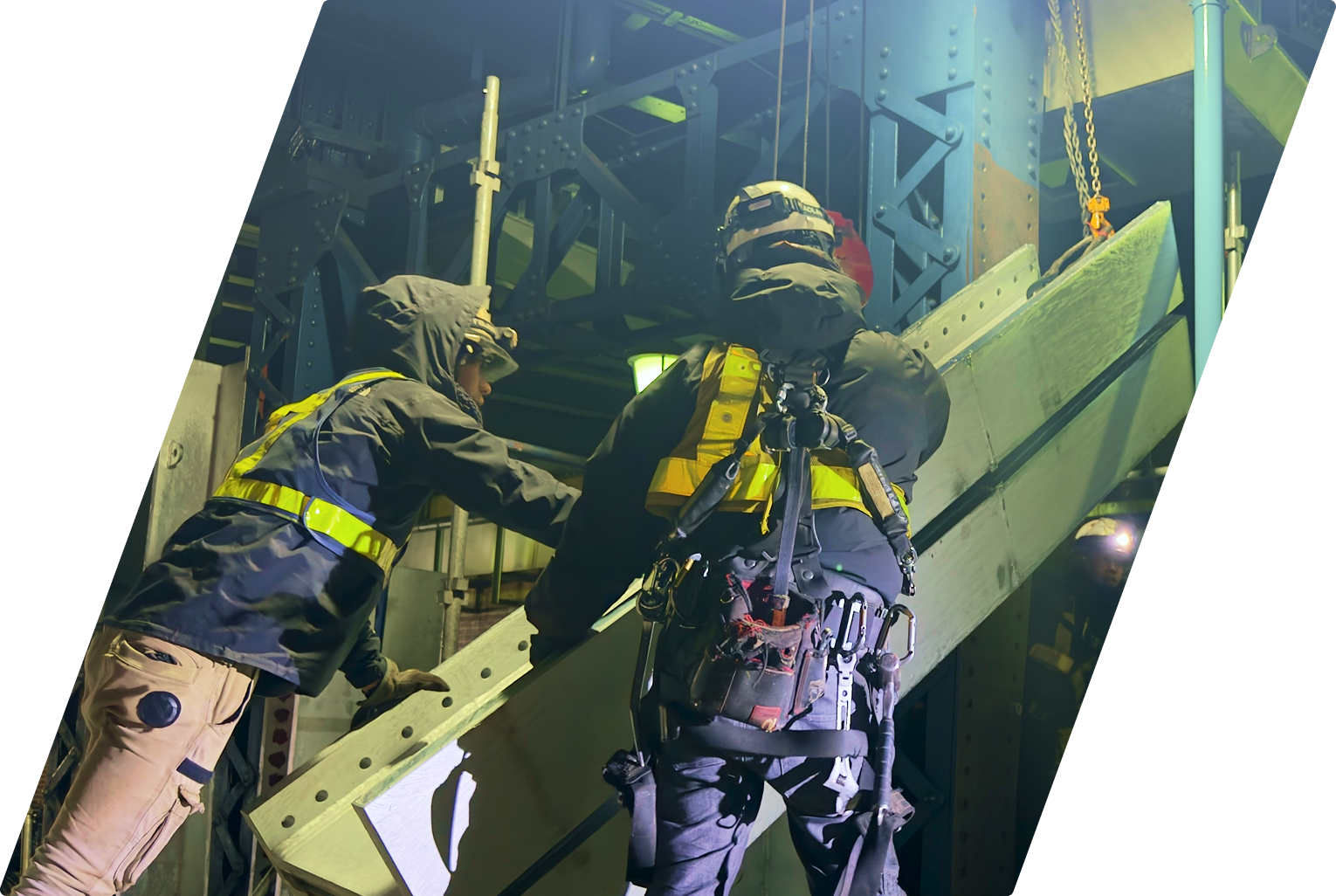 安全帯を装着し橋梁の鉄骨上で高所作業を行う技術者