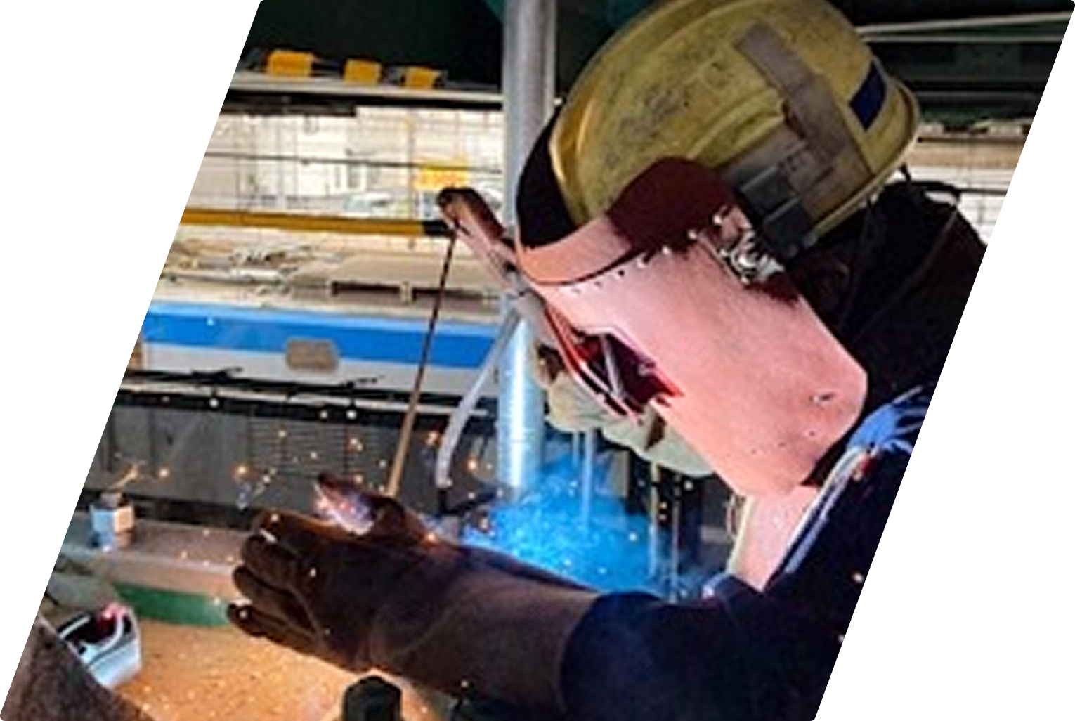 高架下で溶接面を着用し溶接作業を行う技術者