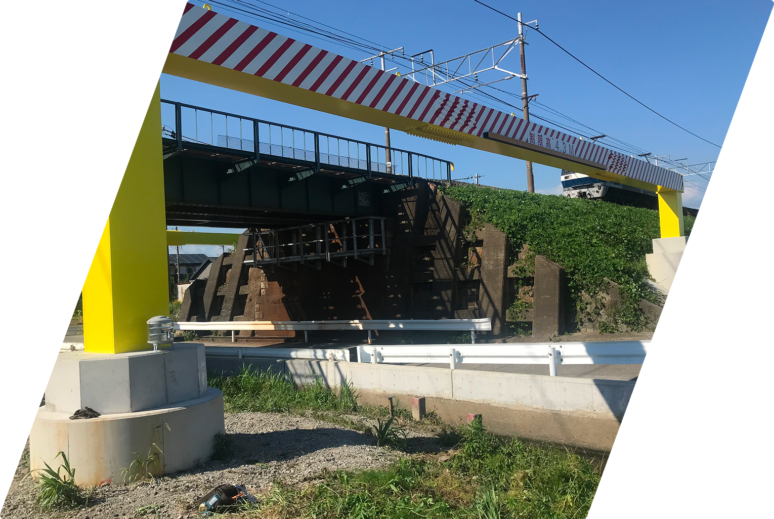 黄色い支柱で支えられた鉄道橋梁の架設現場