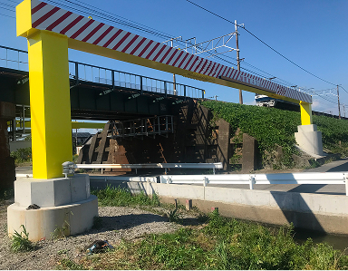 黄色い支柱で支えられた鉄道橋梁の架設現場