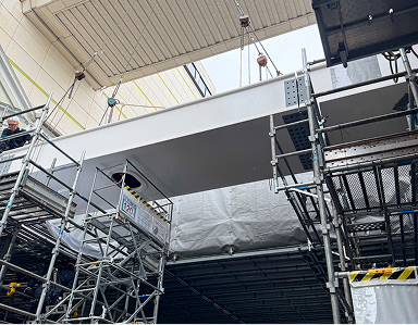 高架下に設置された大規模な工事用足場