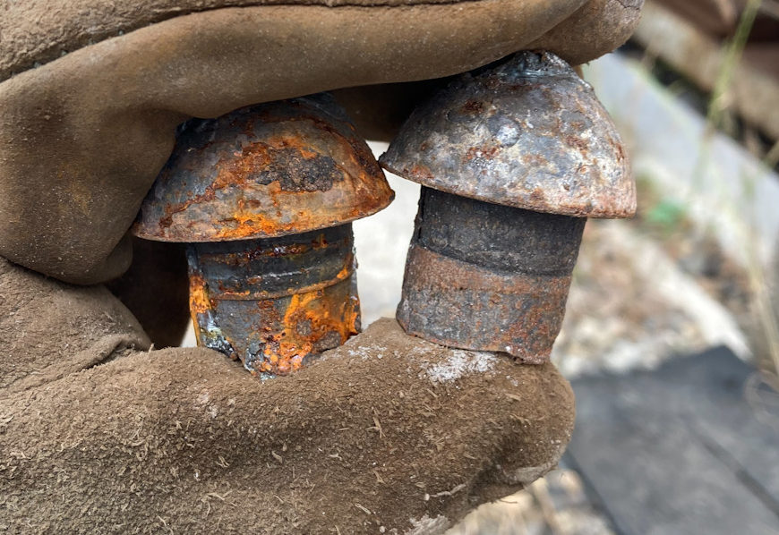 部材が食い込み変形したリベット